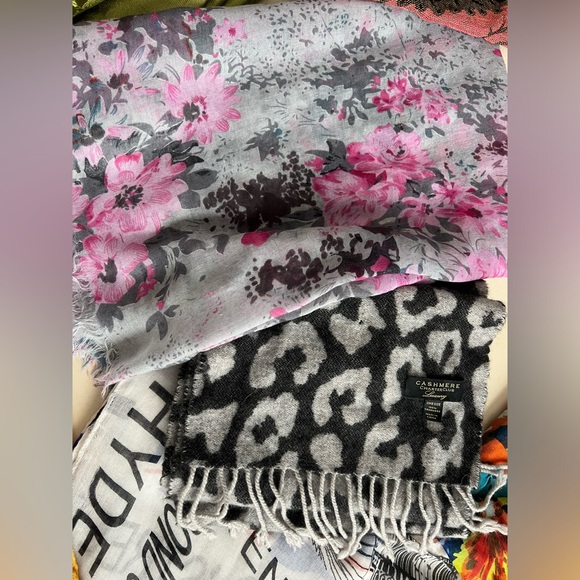 8️⃣Lot of 8 Random Scarves/Wraps/ Shawls-Varying Materials/Brands/Colors/Sizes - Picture 7 of 17